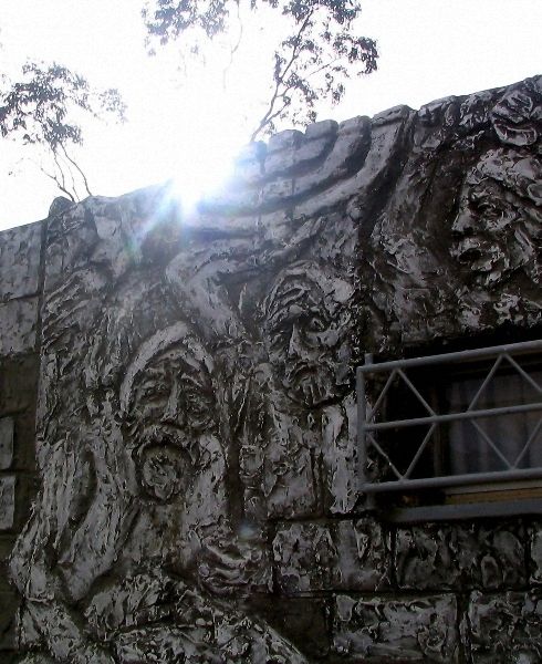 Солнечная ханнукия
В первый день Хануки - солнца луч лег на первую свечу
Keywords: Холокост Ханука памятник Арад