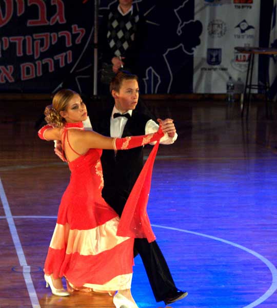Не по вечерней мостовой:
"Шагаем, шагаем, шагаем" - нас ждут медали впереди 
Keywords: танцы бальные салонные латино латиноамериканские европейский стандарт Арад кубок Израиль 