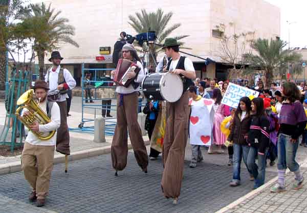 В джазе только малыши
Пурим в Араде 2006. Уличный карнавал
Keywords: карнавал Арад Пурим Израиль радуга