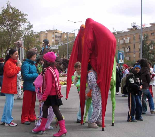 Приветстие
Пурим в Араде 2006. Уличный карнавал

